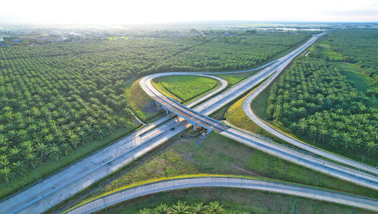 Kenapa Tikungan di Jalan Tol Selalu Lebar Banget? Ternyata Ada Hitungannya!